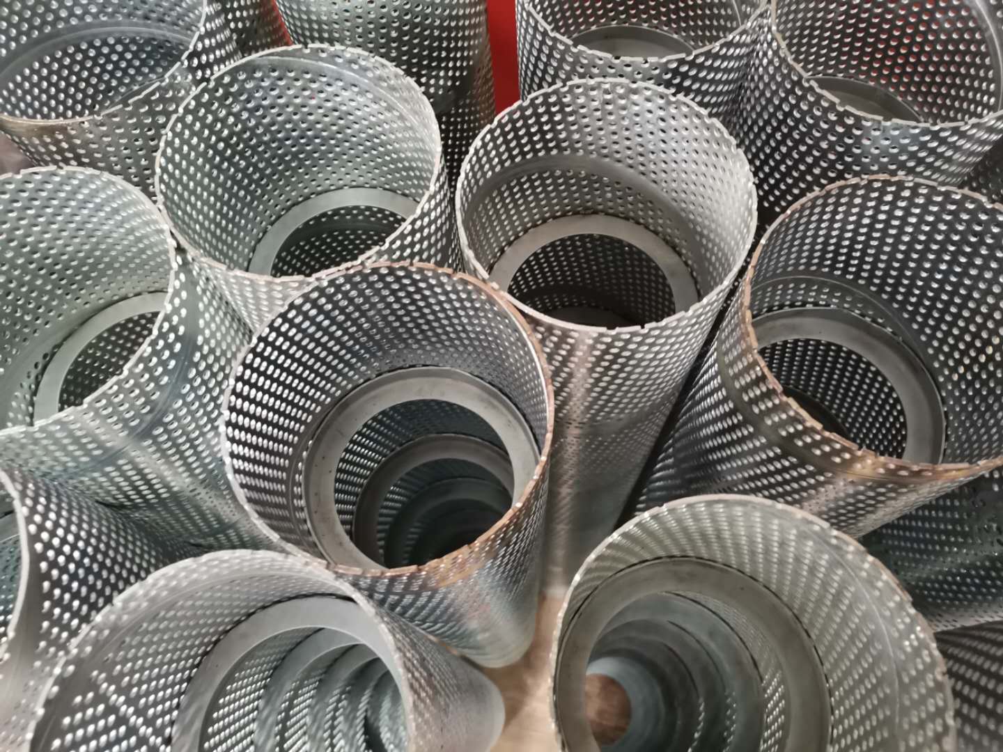 不銹鋼沖孔螺旋焊接管沖孔濾芯。